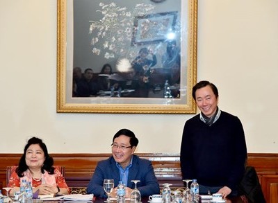 Đại sứ Phạm Sanh Châu (phải) trong buổi tiếp của Phó Thủ tướng Phạm Bình Minh (giữa) với các họa sĩ tham gia cuộc vận động tặng tranh cho ĐSQ Việt Nam ở nước ngoài. Ảnh: FB nhân vật.