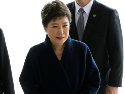 Cựu tổng thống Hàn Quốc Park Geun-hye đến gặp cơ quan công tố. Ảnh: Reuters