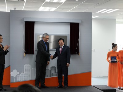 Thủ tướng Singapore Lý Hiển Long và Phó thủ tướng Chính phủ Trịnh Đình Dũng thực hiện nghi lễ khánh thành Dự án Mapletree Business Centre