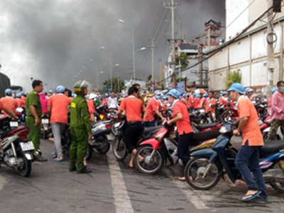 Gần 12h cùng ngày, khói lửa vẫn còn nghi ngút, Chủ tịch UBND TP Cần Thơ đề nghị Quân khu 9 chi viện lực lượng chữa cháy. Ảnh: Cửu Long.