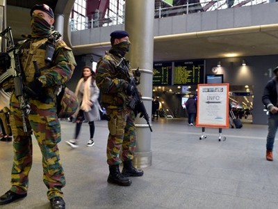 Lính Bỉ tuần tra ở nhà ga trung tâm thành phố Antwerp. Ảnh: Reuters