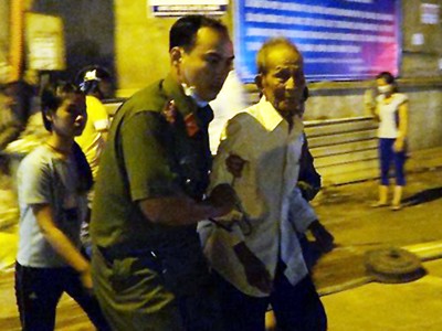 Người già được cảnh sát sơ tán qua trường tiểu học để tránh hỏa hoạn. Ảnh: Cửu Long.