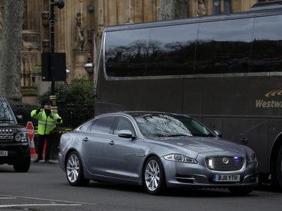 Thủ tướng Anh được cảnh sát giải cứu khi cách vụ khủng bố chỉ 40 mét