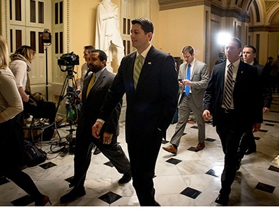 Chủ tịch Hạ viện Mỹ Ryan bước ra sau cuộc họp ở Quốc hội. Ảnh: NYT