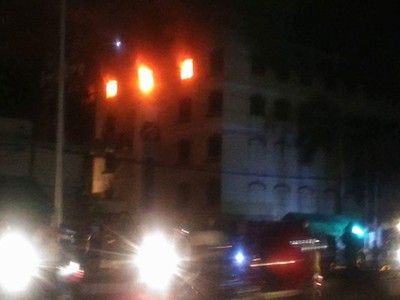 Ngọn lửa bùng phát trở lại lúc 19h15 tối hôm qua 26/3 (ảnh CTV).