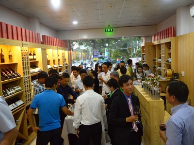 Khoảng 100 khách mời trong ngành đồ uống và ẩm thực đến dự khai trương ngày 21/3.