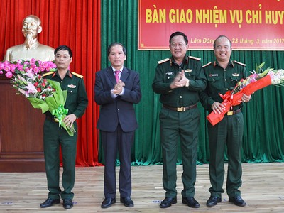 Trung tướng Võ Minh Lương, Bí thư Tỉnh ủy Lâm Đồng Nguyễn Xuân Tiến chúc mừng Thiếu tướng Du Trường Giang và Đại tá Nguyễn Bình Sơn. Ảnh QK7