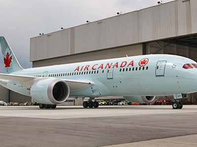 Hành khách quay cảnh cánh máy bay xả nhiên liệu trên không