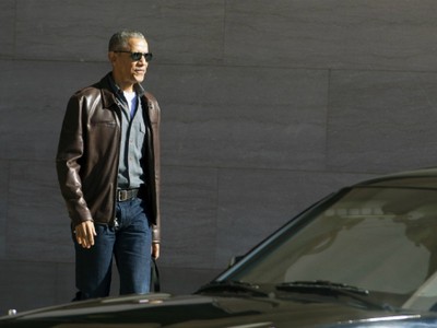 Obama rời Phòng trưng bày Nghệ thuật Quốc gia ngày 5/3. Ảnh: AP