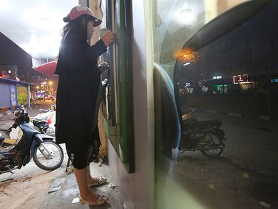 Bà bầu bám bục vỉa hè rút tiền ATM