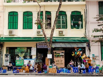 Các hộ kinh doanh có mặt bằng liên quan đến vỉa hè đô thị hiện đóng góp trên dưới 10% GDP. Ảnh: Quỳnh Trang