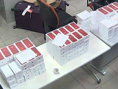 Lô điện thoại nhập lậu bị thu giữ ở sân bay Nội Bài. Ảnh: Tùng Sơn