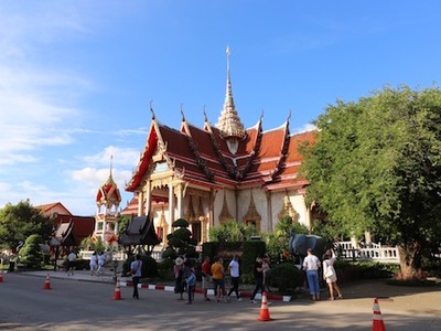 Du khách tại đền Chalong, Phuket, Thái Lan. Ảnh: Panu Wongcha-um.