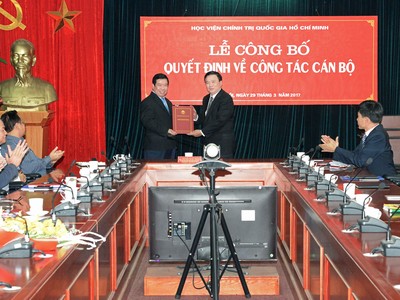 GS.TS Nguyễn Xuân Thắng, Giám đốc Học viện trao quyết định bổ nhiệm cho PGS.TS Nguyễn Viết Thảo.