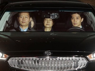 Công tố viên đưa cựu tổng thống Hàn Quốc Park Geun-hye tới trung tâm giam giữ ở ngoại ô thủ đô Seoul. Ảnh: Kyodo