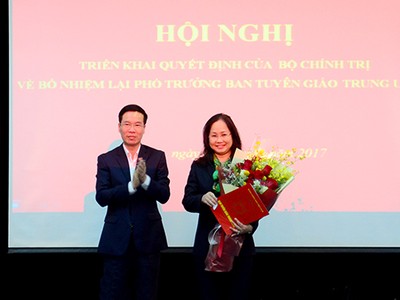 Trưởng ban Tuyên giáo Trung ương Võ Văn Thưởng trao quyết định bổ nhiệm lại Phó Trưởng ban Tuyên giáo Trung ương Lâm Phương Thanh.