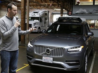 Levandowski giới thiệu hệ thống tự lái của Uber gắn trên xe. Ảnh: AP

