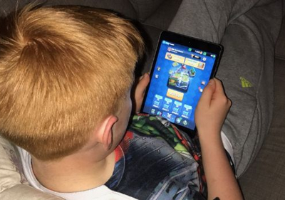 Alfie chơi game trên iPad vào dịp cuối tuần.