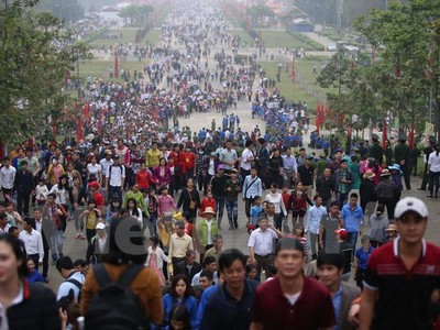 Giỗ tổ tại Đền Hùng bất ngờ vắng vẻ trong ngày khai hội