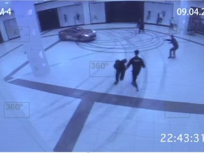 Tài xế lái Ferrari quậy tung trung tâm mua sắm