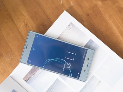 Mặt trước và mặt lưng của Xperia XZs Ice Blue được thiết kế đồng nhất.
