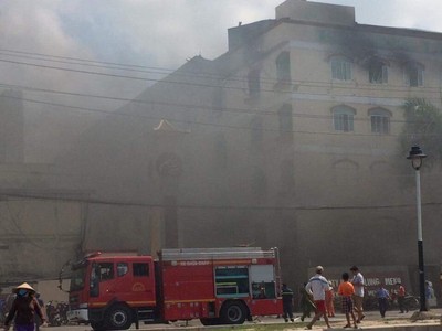 Khoảng 9h45' sáng nay đám cháy tại công ty may Kwong Lung – MeKo bất ngờ bùng phát trở lại (ảnh người dân chụp)