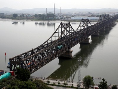 Đan Đông là nơi diễn ra các hoạt động kinh tế chủ yếu giữa hai nước. Ảnh: Reuters