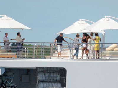 Ông bà Obama chụp ảnh trên du thuyền. Ảnh: Visual Press Agency