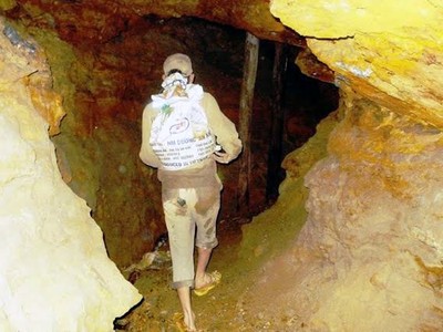 Phu vàng đang cõng quặng trong hầm lò số 10.