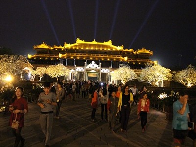 Đông đảo người dân Huế vào tham quan Đại nội Huế trong đêm đầu tiên mở cửa. Ảnh: Võ Thạnh.