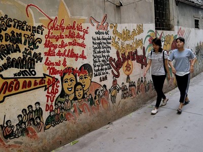 'Làng bích báo' của cụ ông 96 tuổi đẹp lạ giữa Thủ đô