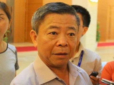 Ông Võ Kim Cự trong vòng vây báo chí tại kỳ họp trước, khi dư luận đặt vấn đề trách nhiệm của ông trong việc đưa Formosa về Hà Tĩnh.