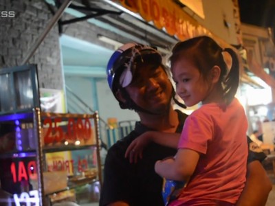 Anh bán rau câu với tinh thần 'tuy khổ nhưng luôn mỉm cười'