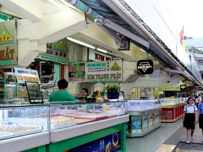 Hình ảnh phố chuyên doanh vàng bạc, đá trang sức tại TP.HCM ngày đầu ra mắt