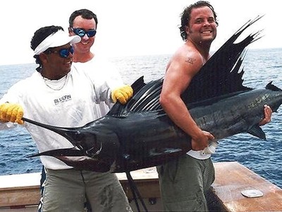 Duff (phải) câu cá kiếm tại Costa Rica. Ảnh: Turney Duff