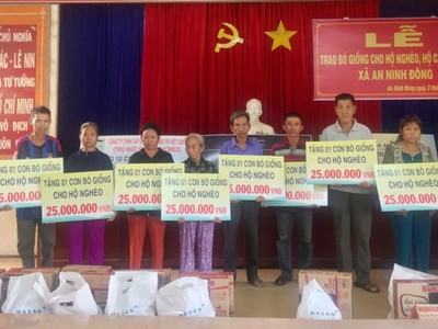 Các hộ gia đình tại xã An Ninh Đông nhận hỗ trợ nguồn vốn mua bò giống