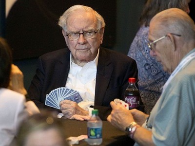 Warren Buffett chơi bài trong đại hội cổ đông tuần trước. Ảnh: Bloomberg