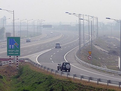 Chủ đầu tư dự án BOT Hà Nội - Hải Phòng cho biết mỗi ngày thu phí đạt bình quân 5,5 tỷ đồng nhưng vẫn không đủ trả lãi vay ngân hàng. Ảnh: Báo Nhân dân