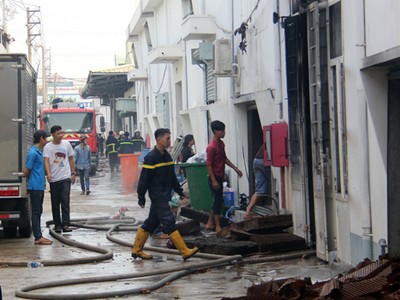 Vụ cháy ở xưởng bao bì. Ảnh: Tin Tin.