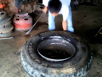 Thợ Việt lắp lốp bằng xăng - sáng tạo hay nguy hiểm?