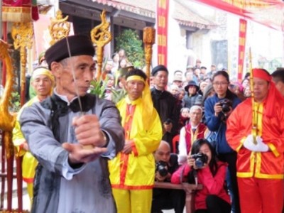 Lễ hội hàng năm chủ yếu do các cao niên trong làng đọc lời thề không tham nhũng. Ảnh: Giang Chinh.