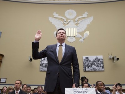 Giám đốc FBI James Comey tuyên thệ ở Đồi Capitol ngày 7/7/2016. Ảnh: AP