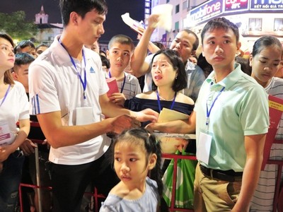 Lễ hội Hoa phượng đỏ quá tải, trăm người có vé đứng ngoài