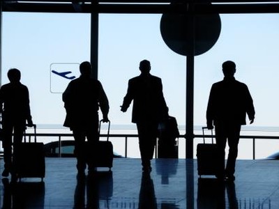 Tiền chi công tác phí phụ thuộc vào chức danh và địa bàn công tác của cán bộ, công chức Nhà nước.