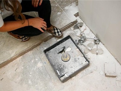 Eddie và Angie vô tình phát hiện chiếc két sắt ẩn dưới sàn bếp mục nát.