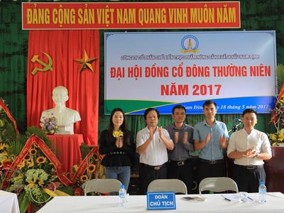 Ông Nguyễn Quang Thanh (thứ 2 trái) và thành viên Hội đồng quản trị.