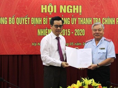 Đồng chí Nguyễn Quang Dương trao quyết định cho đồng chí Phan Văn Sáu. Ảnh TTCP.