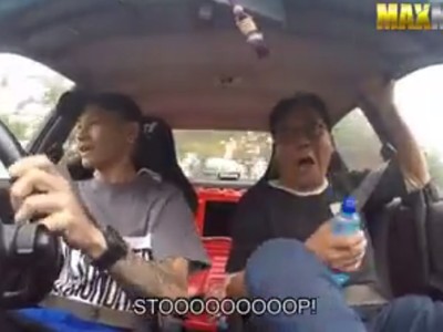 Ông bố la hét kinh hoàng khi con trai thi drift với người lạ