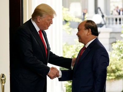 Tổng thống Mỹ Donald Trump đón Thủ tướng Nguyễn Xuân Phúc tại Nhà Trắng. Ảnh: Reuters.