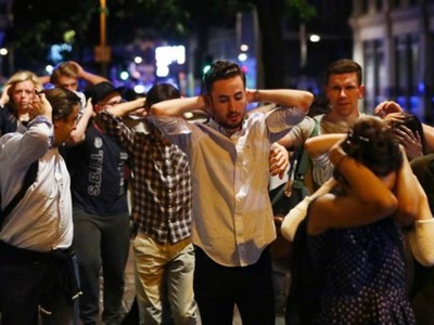 Người dân được yêu cầu giơ hai tay lên đầu khi rời khỏi khu vực cầu London sau vụ tấn công ngày 3/6. Ảnh: Reuters